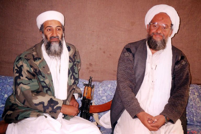 Osama bin Laden y Ayman al-Zawahiri en una foto sin fecha; Al-Qaeda deberá elegir ahora al tercer líder de su historia