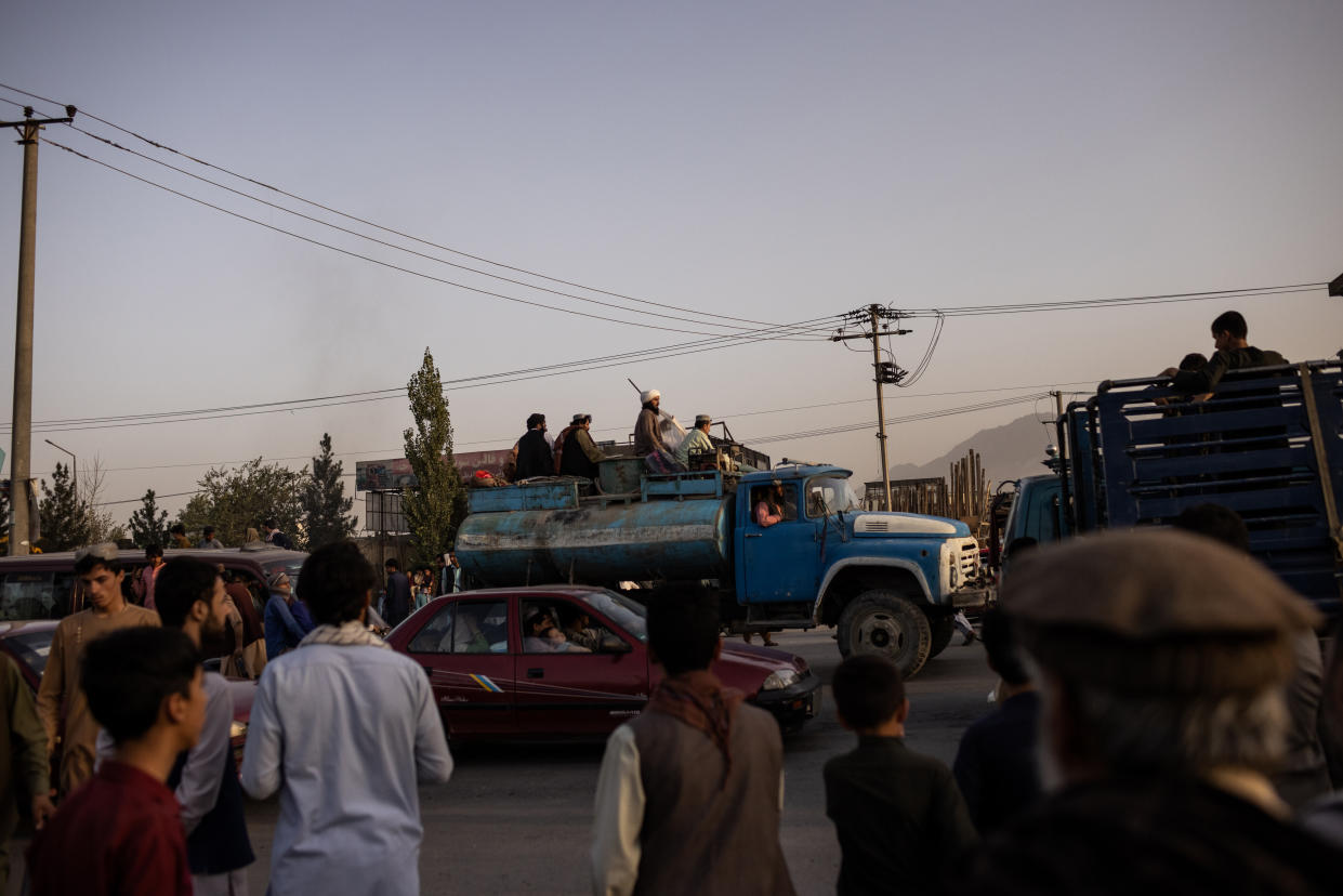 Integrantes armados del grupo talibán circulan en un camión; en Kabul, Afganistán, el miércoles 18 de agosto de 2021. (Jim Huylebroek/The New York Times)