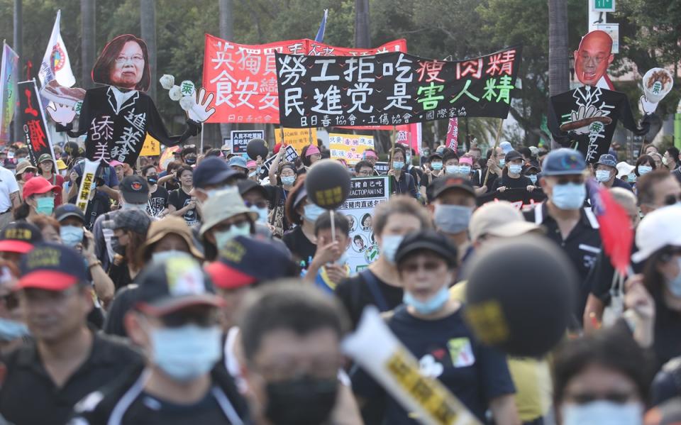 工運指標活動「秋鬥」22日登場，遊行隊伍分為三大隊 ，主辦單位宣稱約有5萬人參與，表達「反毒豬、反雙 標、反黨國」訴求。