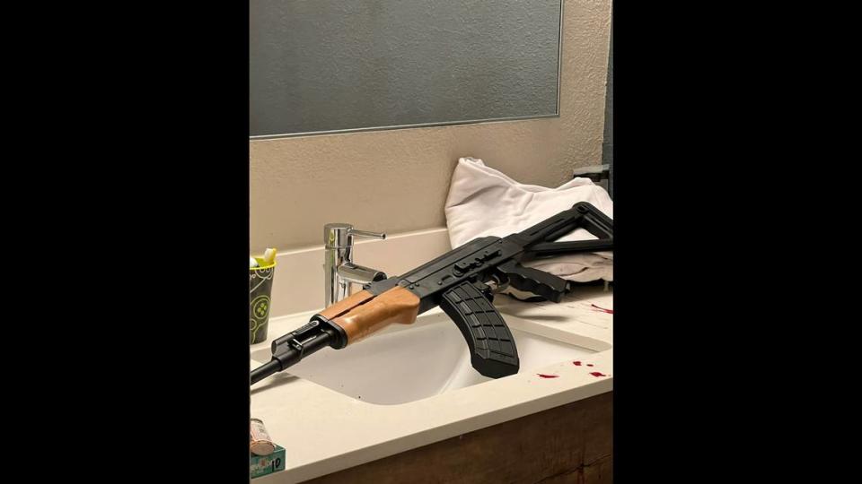 El rifle encontrado dentro de la habitación de hotel de Miami Springs de un hombre abatido a tiros por el Equipo de Respuesta Especial de Miami-Dade el 15 de agosto de 2022.