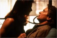 Em ‘Assédio Sexual’ (1994), ela infernizou a vida do personagem de Michael Douglas, seu subordinado no trabalho, com as tentativas de seduzi-lo. (Divulgação)