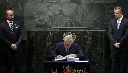 Serbian President Tomislav Nikolic signs the Paris Agreement on climate change at the United Nations Headquarters in Manhattan, New York, U.S., April 22, 2016. REUTERS/Mike Segar