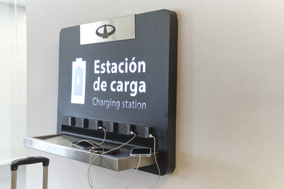 Vista de cerca de una estación de carga exterior para teléfonos móviles. (Getty Creative)