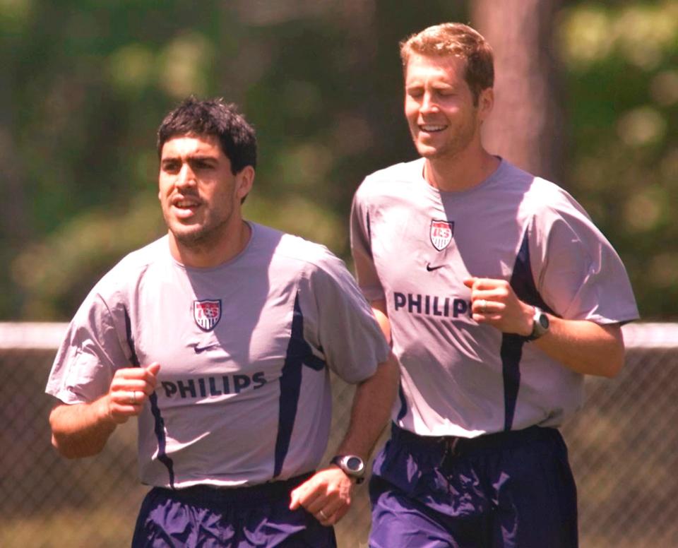 Claudio Reyna, a la izquierda, y Gregg Berhalter, durante el campo de entrenamiento de 2002 antes de la Copa del Mundo.