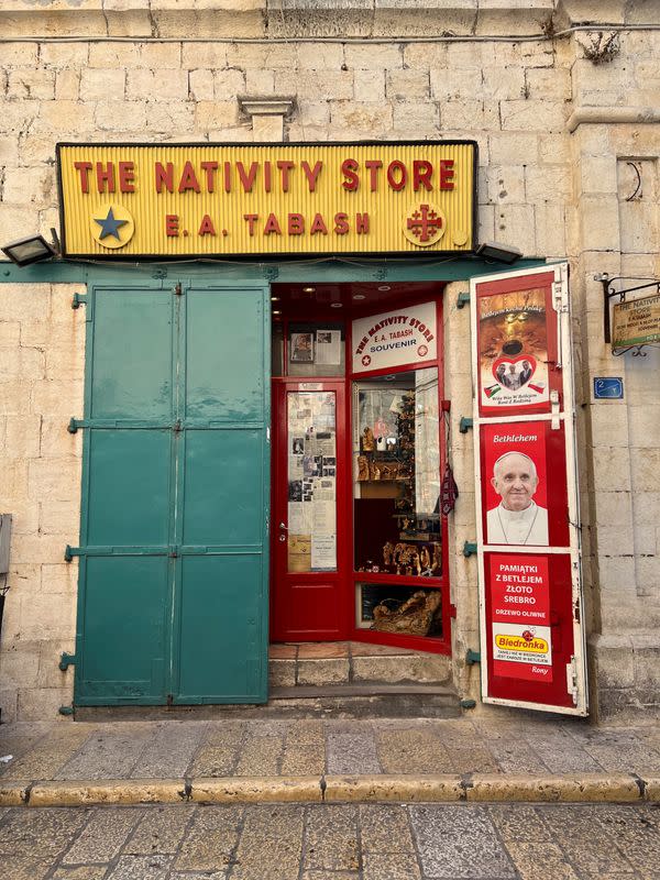 Foto del sábado de la Tienda del Nacimiento, abierta en 1927 por la familia Tabash y regentada ahora por la tercera generación de hijos de Tabash en Belén, Cisjordania