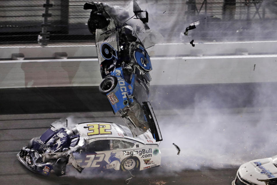 El auto de Ryan Newman (6) sale volando después de ser embestido por el de Corey LaJoie, durante las 500 Millas de Daytona, el lunes 17 de febrero de 2020 (AP Foto/Chris O'Meara)