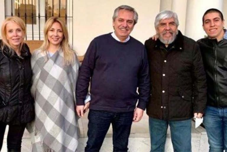 Alberto Fernandez conla familia Moyano en Olivos