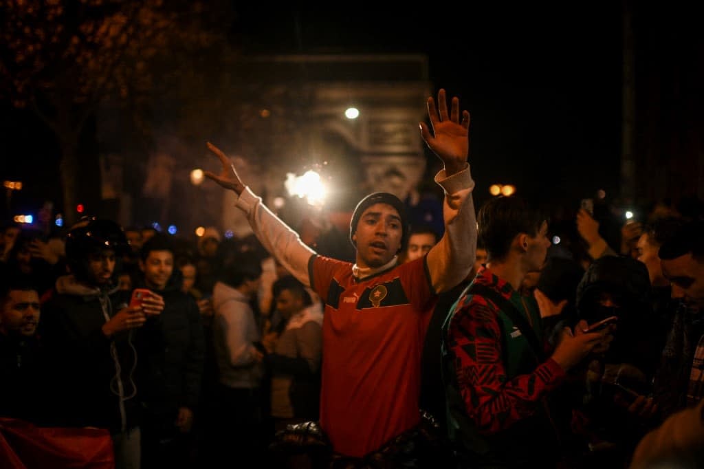 Des supporters marocains sur les Champs-Élysées à Paris, ce samedi 10 décembre après la victoire face au Portugal en Coupe du monde - MARTIN BUREAU / AFP