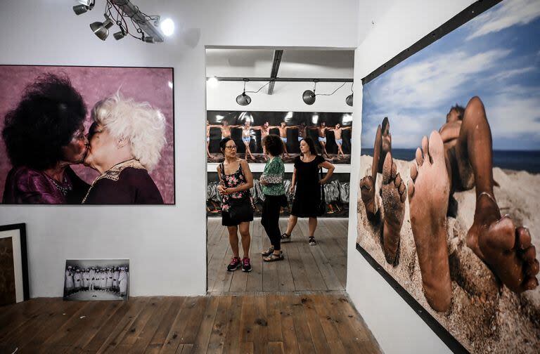El público visita una exposición de fotografías en la FAC