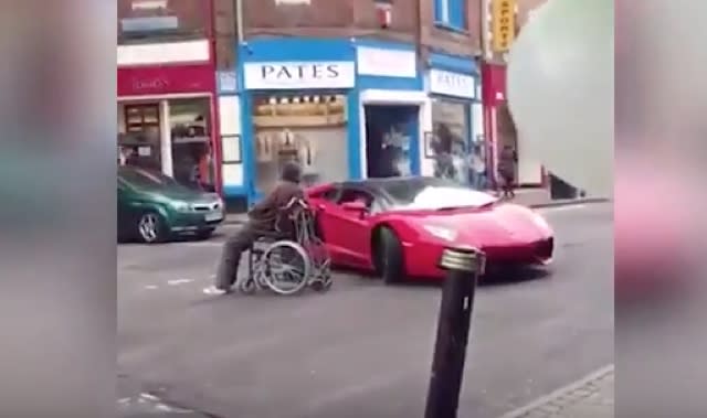 Man in wheelchair deliberately blocks path of Lamborghini (video)