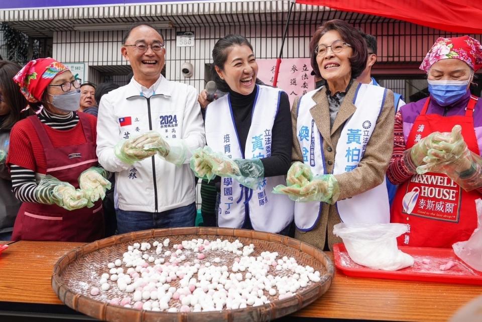 許淑華(中)南下高雄搓湯圓輔選黃柏霖。   圖：黃柏霖競總/提供