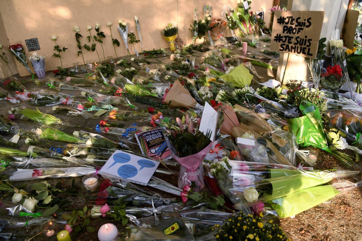 De nombreux hommages ont été rendus à Samuel Paty ce samedi, devant le collège où il enseignait. - Bertrand GUAY / AFP