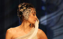 <p>Bei der India Fashion Week stimmte nicht nur die Mode, sondern auch das Beauty-Styling. So zierten verspielte Kopfbedeckungen die Haare der Models. Florale Muster sorgten für Frühlingsstimmung. (Bild: AP Photo) </p>