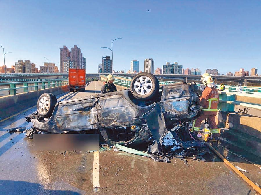 中興橋火燒車 女困車內慘死