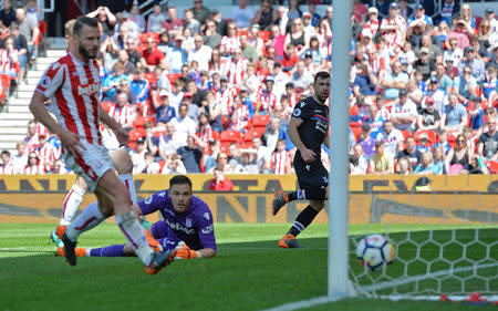 Soccer Football - Premier League - Stoke City vs Crystal Palace - bet365 Stadium, Stoke-on-Trent, Britain - May 5, 2018 Crystal Palace's James McArthur scores their first goal REUTERS/Peter Powell