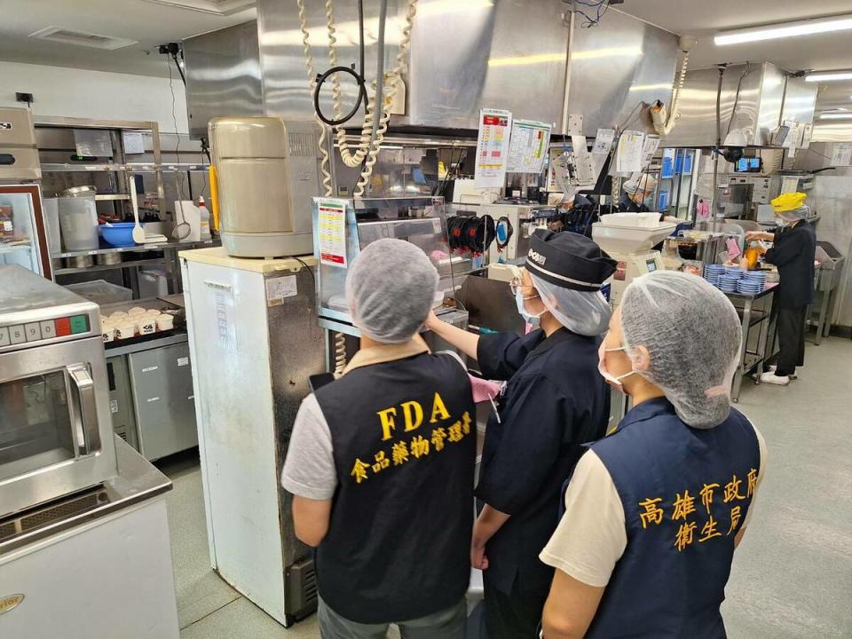 高市衛生局會同衛福部食藥署稽查藏壽司巨蛋店。   圖：高雄市衛生局/提供