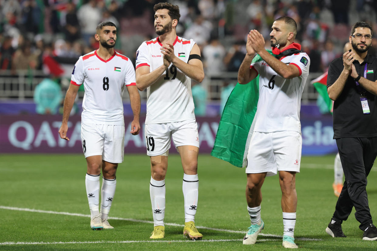 Les joueurs palestiniens saluent les supporters après leur victoire contre Hong Kong au stade Abdullah bin Khalifa de Doha, au Qatar, le 23 janvier 2024.