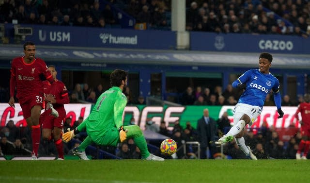 Everton's Demarai Gray scores