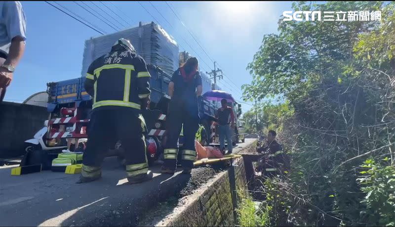 貨車突然倒車導致停等紅燈的機車騎士來不及反應，連人帶車被捲進車底。（圖／翻攝畫面）