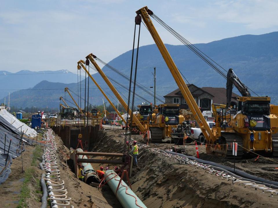  Workers lay pipe during construction of the Trans Mountain Corp. pipeline expansion on farmland in Abbotsford, B.C.