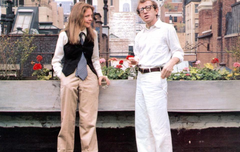 <p>Woody Allens „Der Stadtneurotiker“ sorgte für eine kleine Revolution im Kleiderschrank: Diane Keaton trug darin androgyne Outfits mit schlabberiger Männerhose und zu großen Krawatten. Fortan mixten Frauen auf der ganzen Welt Männer- und Frauenklamotten und kreierten so einen ganz neuen, emanzipierten Stil. (Bild: Rex Features) </p>