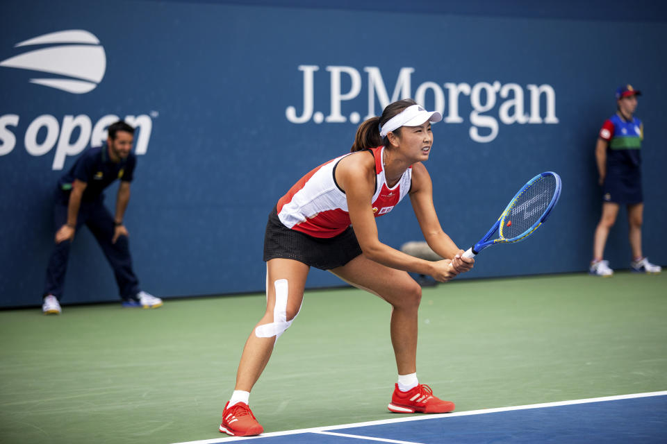 Peng Shuai compite en un partido clasificatorio durante el torneo de tenis conocido como el Abierto de Estados Unidos en Nueva York, el 23 de agosto de 2019. Directivos de la gira de la WTA, otros jugadores y grupos de derechos humanos alzaron la voz en nombre de Peng Shuai después de que China intentó censurar sus acusaciones de abuso sexual. (Demetrius Freeman/The New York Times).