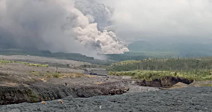 印尼的東爪哇省塞梅魯火山爆發。(圖／達志／路透社)