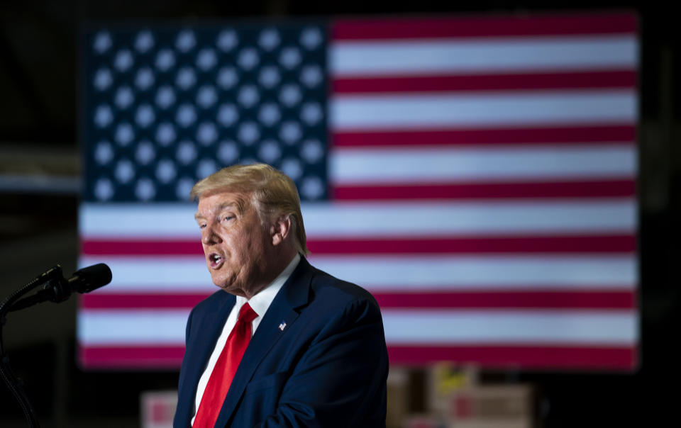 El presidente Donald Trump se prepara para hablar sobre la reconstrucción de la infraestructura estadounidense en el Centro de UPS del Aeropuerto en Hapeville, cerca de la ciudad de Atlanta, Georgia, el miércoles 15 de julio de 2020. (Doug Mills/The New York Times)