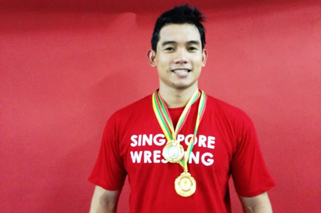 Leonard Kong with his double gold-medal haul. (Yahoo! Photo)