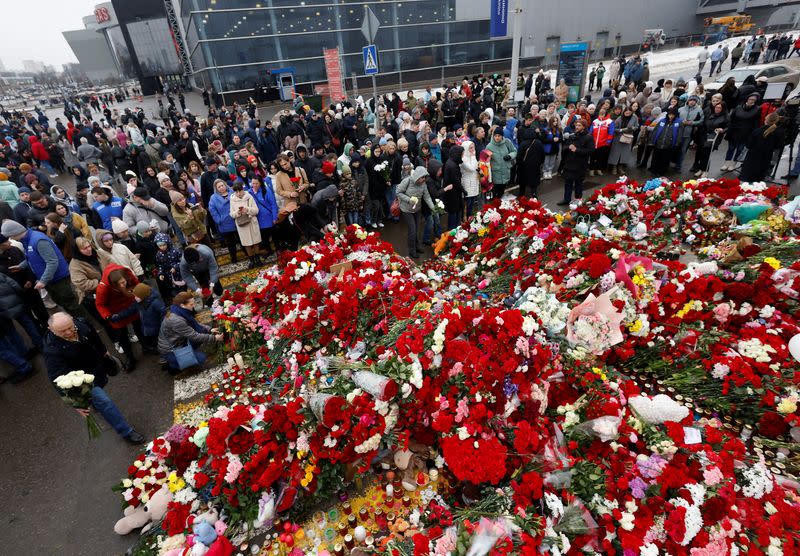 Decenas de personas homenajean a las víctimas del ataque contra el Crocus City Hall a las afueras de la sala de conciertos, en la región de Moscú, Rusia.