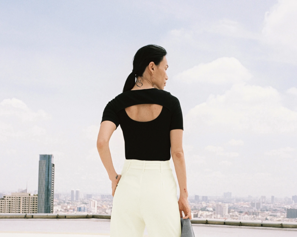 Cut Out Back Ribbed Tee. (PHOTO: POMELO)