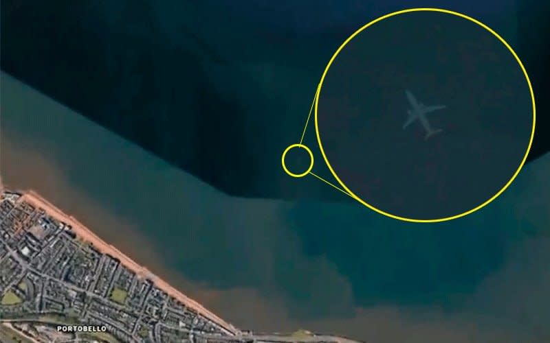 Avión hundido visto desde Google Earth. Crédito: Twitter @AhoraTabasco