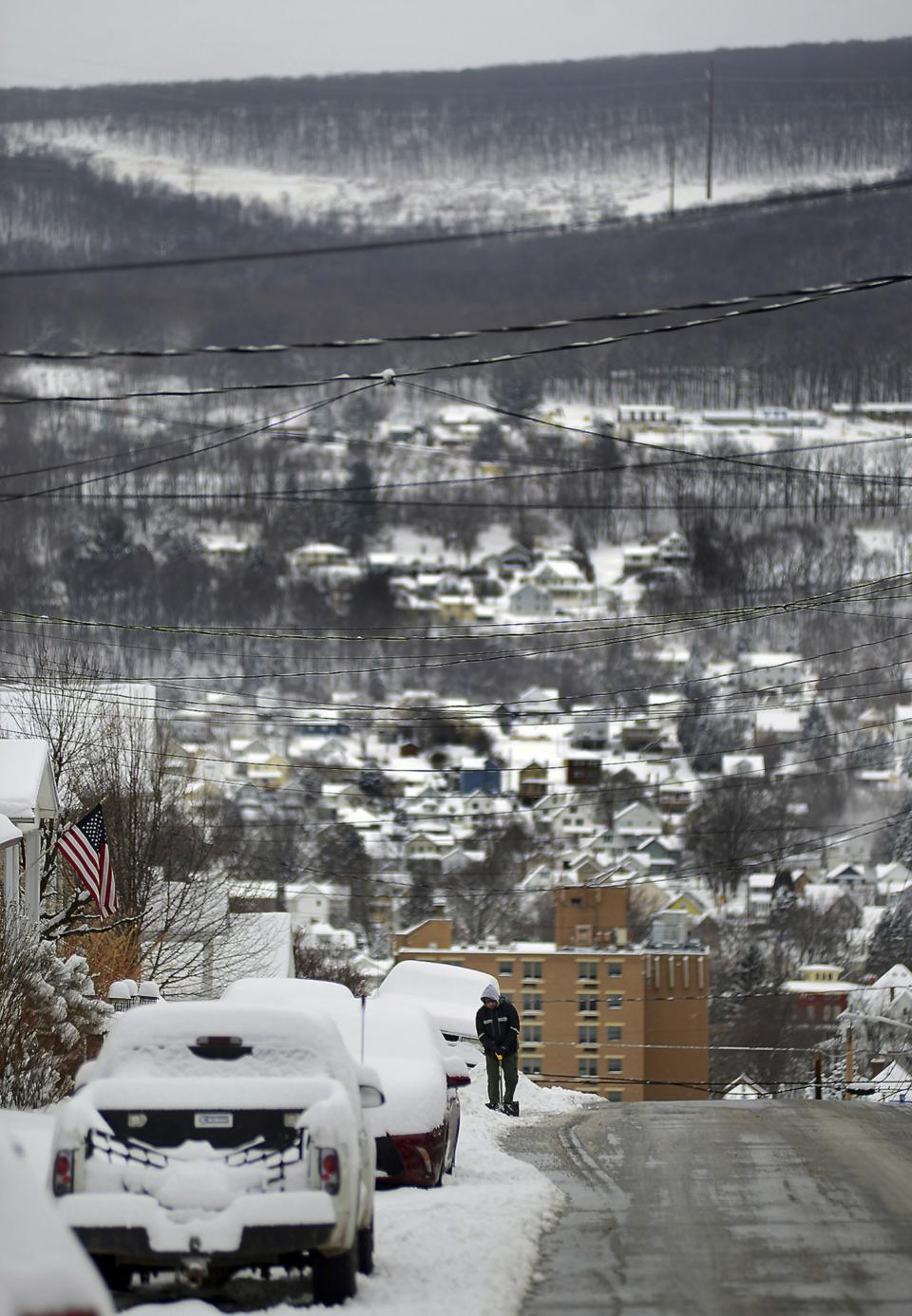 <p>A resident shovels snow on East Lackawanna Ave. in Olyphant, Pa., on Thursday, Feb. 9, 2017. (Photo: Butch Comegys/The Times & Tribune via AP) </p>