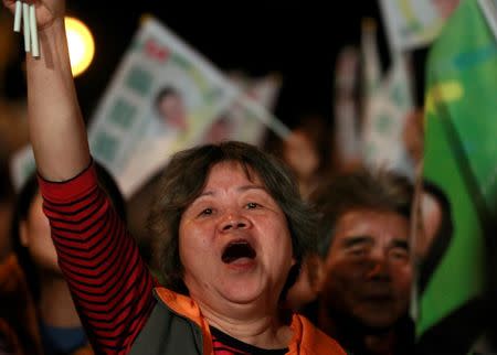 Supporters of Democratic Progressive Party (DPP) Chairperson and presidential candidate Tsai Ing-wen take part in a campaign rally for the 2016 presidential election in New Taipei city, Taiwan, January 4, 2016. REUTERS/Pichi Chuang