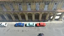 <p>Selbst vom Balkon unseres Zimmers im Gran Hotel Manzana Kempinski La Habana sehen diese Autos prächtig aus. </p>