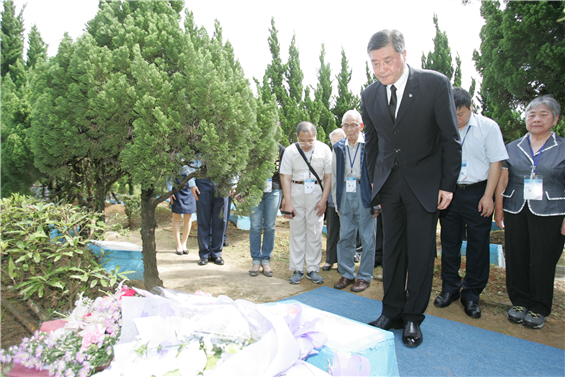 國防部長高華柱廿七日率陳懷生烈士遺族，向陳懷生烈士衣冠塚獻花及默哀，對烈士崇高的愛國志節表達緬懷與追思。（軍聞社記者李一豪攝）