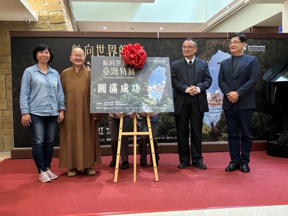 海科館陳素芬館長、佛陀紀念館如常館長、故宮蕭宗煌館長以及佛陀紀念館駐館藝術家共同為展覽揭開序幕 (海科館提供)