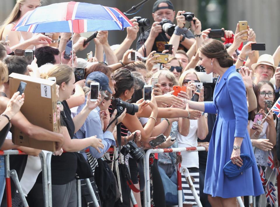 <p>Einmal der Herzogin die Hand schütteln, für diese Fans hat sich der Wunsch erfüllt. (Bild: Getty Images) </p>