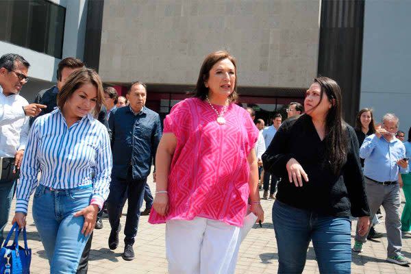 Xóchitl Gálvez, candidata presidencial de la coalición Fuerza y Corazón por México, sale del INE luego de dar su conferencia de prensa tras reunirse con los consejeros del INE.