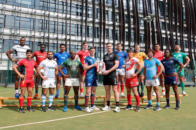 Los 16 capitanes, entre ellos, el argentino Gastón Revol, de los equipos que participarán en el Seven de Londres posan en Holland Park School, de la capital inglesa.