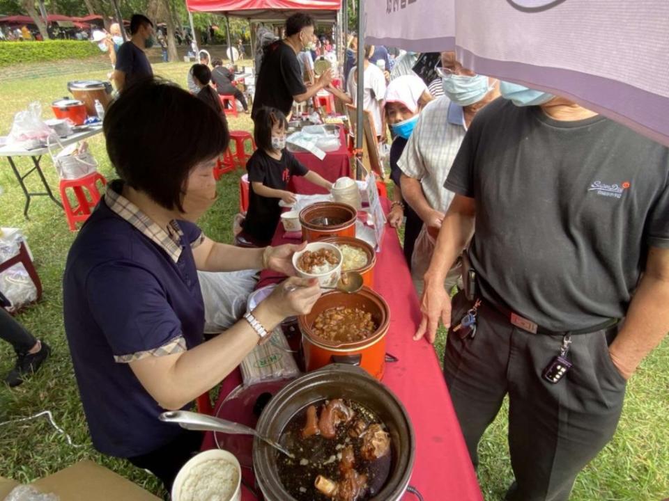 雲林滷肉飯節嘉年華，提供千碗滷肉飯供鄉親品嘗。（記者陳正芬攝）