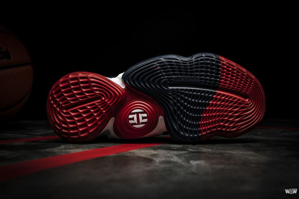 adidas Harden Vol.4 “Dynasty”大底則以紅色與藍色交錯，完美呈現經典主場球衣風貌，升級的大底紋路亦提供更強的抓地力。