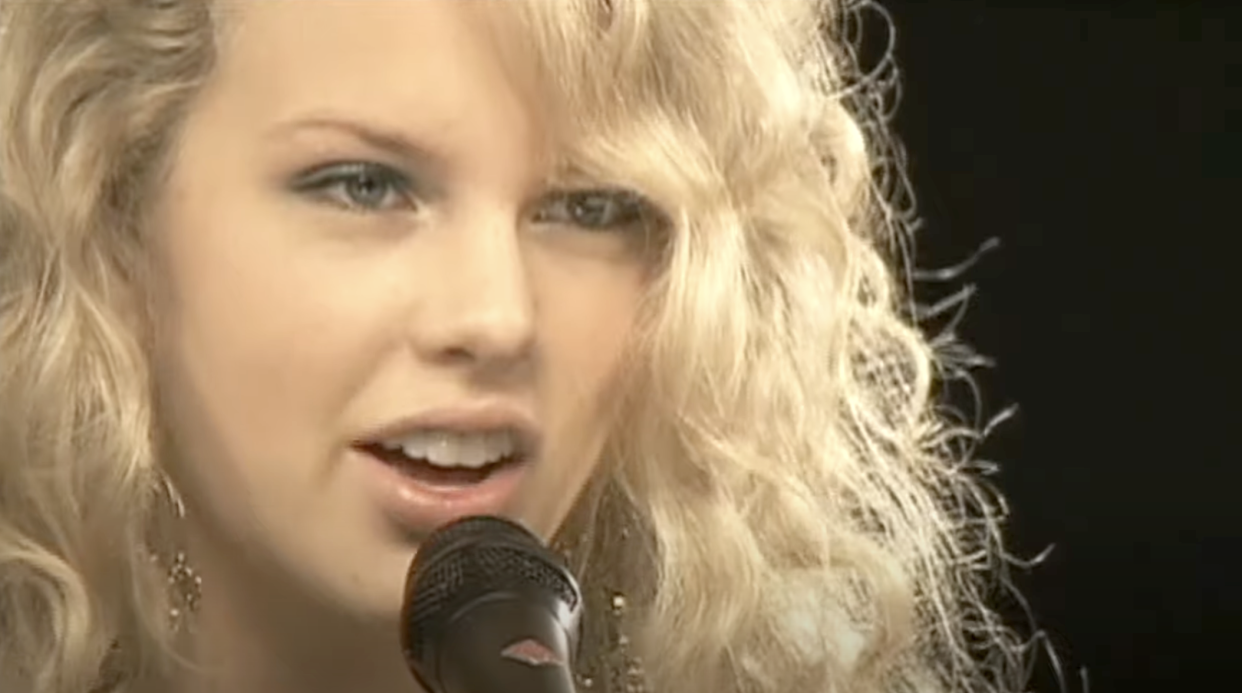 Taylor Swift performs at Yahoo Entertainment in August 2006. (Yahoo via YouTube)