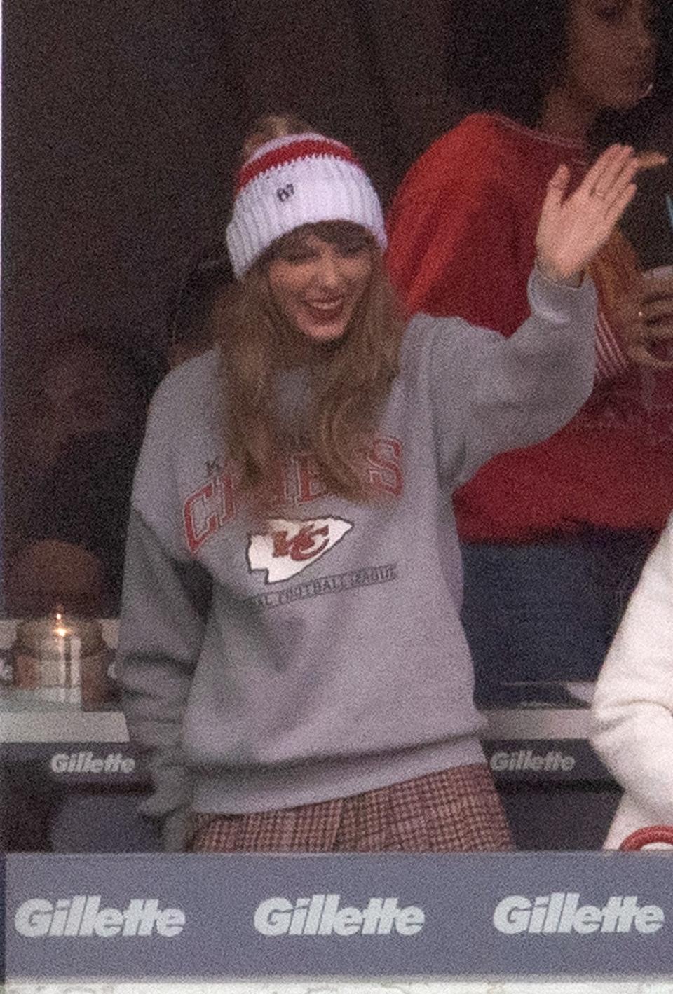 Taylor Swift waving