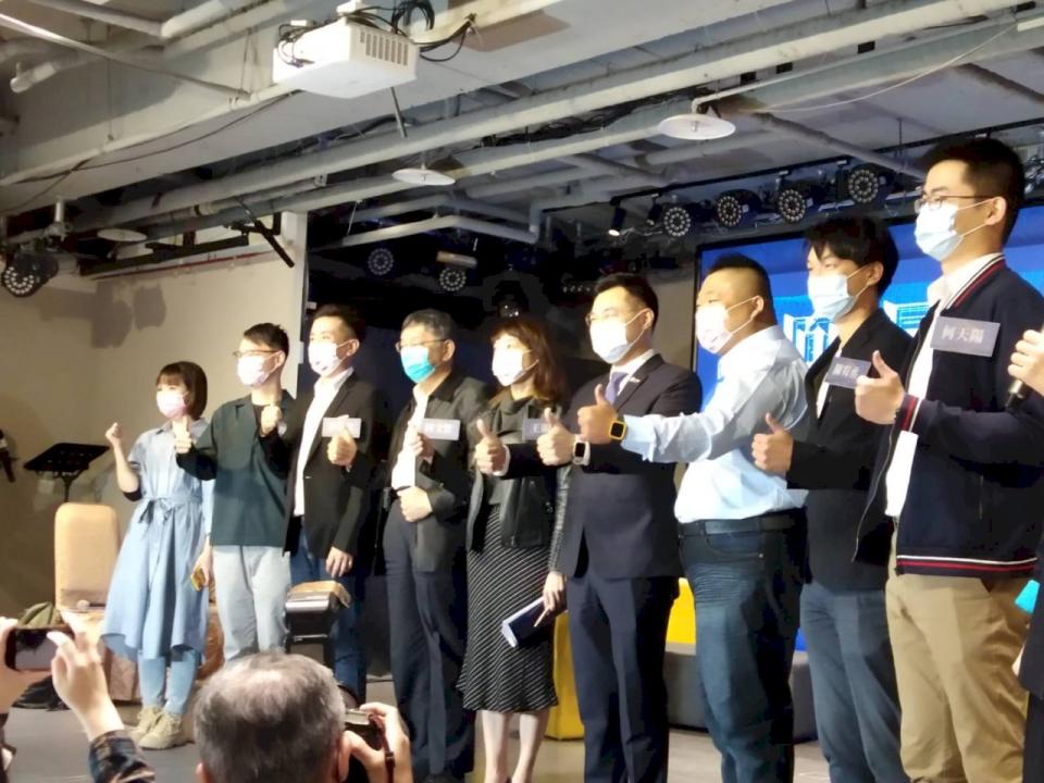 國民黨「願景台灣2030」第二場論壇24日登場，是國民黨主席江啟臣、台北市長柯文哲首度同台。(林詠青 攝)