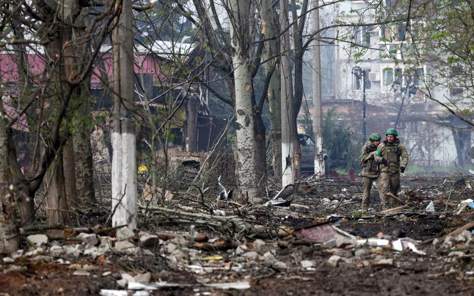 Ukrainian servicemen walk down a street in the frontline city of Bakhmut, Donetsk region - ANATOLII STEPANOV/AFP