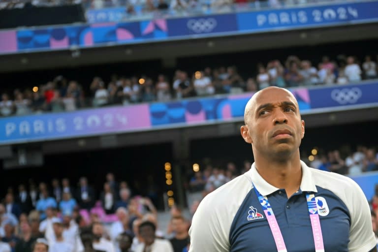 El entrenador de la selección olímpica francesa, el exdelantero Thierry Henry, escucha los himnos nacionales previos al partido entre Francia y Estados Unidos durante los Juegos Olímpicos de París, en el estadio de Marsella el 24 de julio de 2024. (NICOLAS TUCAT)