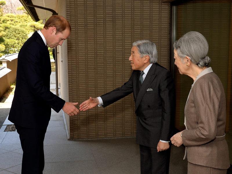 Der japanische Kaiser Akihito und Kaiserin Michiko empfangen Prinz William. Foto: John Stillwell