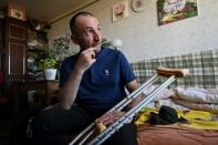 Le soldat ukrainien d'origine géorgienne, Daviti Souleymanishvili, amputé de la jambe gauche, lors d'une interview avec l'AFP, dans l'appartement d'un ami, le 24 mai 2022 à Kiev (AFP/Sergei SUPINSKY)