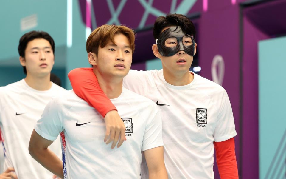  Jinsu Kim and Heungmin Son of Korea Republic enter the pitch to warm up - Hector Vivas /GETTY IMAGES